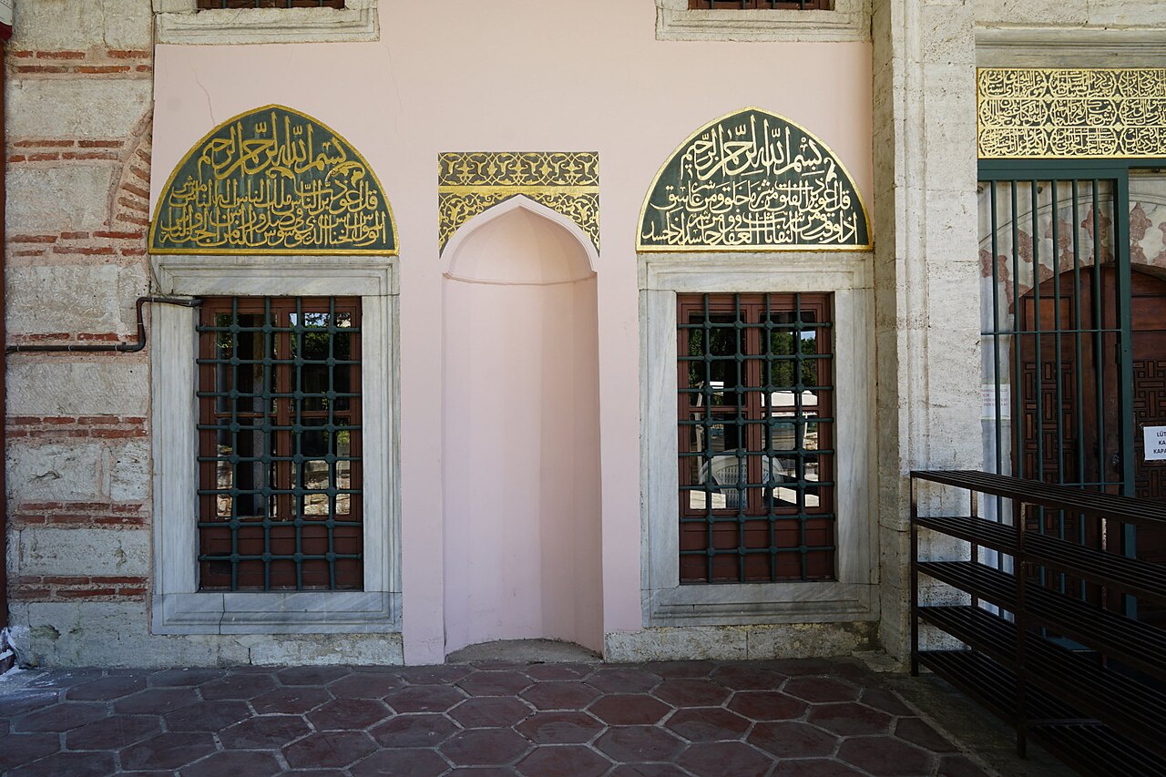 Arakiyeci (Takkeci) İbrahim Çavuş Camii dış cephesi ve kitâbeleri